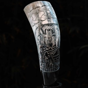 Cornes à boire gravées sur mesure à motif viking, idéales pour les fournisseurs d'hydromel. - Product Image 2