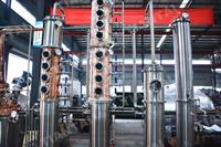 Distillateur hybride cuivre-acier inoxydable 600L avec pompe et moteur PLC pour la production de brandy de fruits, grappa, whisky et gin