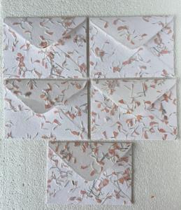 Sobres de papel hechos a mano de trapo de algodón con borde Deckle con pétalo de flor de caléndula ideal para papelería de boda y diseñador de invitaciones - Product Image 4