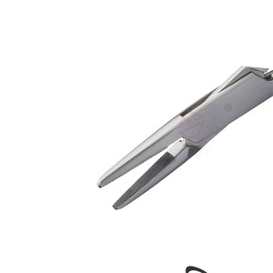 Pinzas quirúrgicas manuales al por mayor de 12 cm, portaagujas Sarot con punta serrada, insertos de carburo de tungsteno, acero inoxidable de alta calidad - Product Image 2