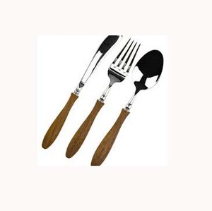 Juego de cubiertos seguros para alimentos pulidos con espejo plateado de acero inoxidable con mango martillado de madera para mesa que tiene 3 piezas - Product Image 1