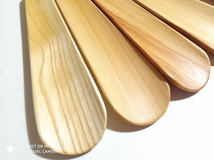 ตัวยกรองเท้าไม้ขนาดเล็กน้ำหนักเบาทำจากวัสดุธรรมชาติเพื่อให้สวมใส่ได้ง่ายและรองรับรองเท้าได้ทุกวัน - Product Image 4