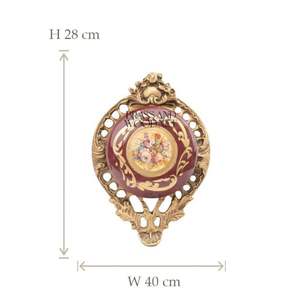 Cadre orné décoratif en laiton antique avec bouquet floral en porcelaine peinture fond rouge oeuvre vieillie vintage décor à la maison - Product Image 5