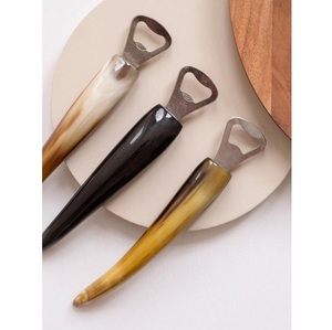 Abridor de Botellas de Cuerno de Búfalo con Tema Vikingo Moderno y Abridor de Latas 2 en 1, Utensilios de Bar Hechos a Mano Sostenibles para Amantes de la Cerveza - Product Image 3