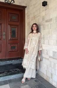 Vêtements ethniques indiens tendance pour les fêtes, ensemble Kurti et pantalon large entièrement cousu et brodé pour les invités de mariage - Product Image 2