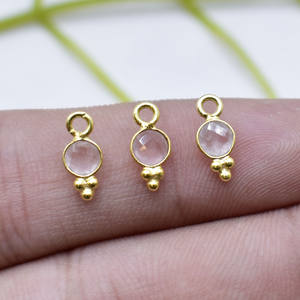 Colgante de Cuarzo Rosa Natural, Piedra de Nacimiento, Engaste de Bisel Redondo Facetado, Pequeño Amuleto Hecho a Mano, Chapado en Oro, Regalo - Product Image 3