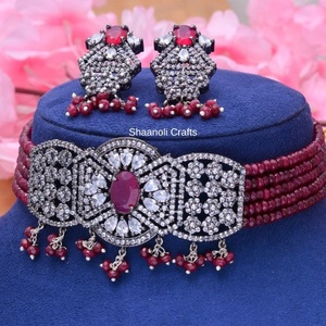 Set de Collares de Cuentas y Joyería de Piedra para Mujeres y Niñas, Ideal para Bodas, Fiestas, Haldi y Mehndi - Product Image 4