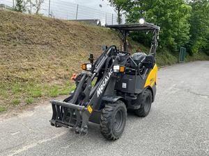 Livraison Gratuite Chargeuse sur pneus compacte MCL2 25 CV Diesel Poids en service 1,74 T Charge utile de basculement 1,16 T Chargeuse frontale Chargeuse compacte à direction par déplacement - Product Image 3
