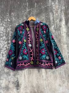 Chaqueta de terciopelo Suzani hecha a mano de lujo con bordado tradicional colorido – Prenda única de estilo bohemio para festivales y eventos nocturnos - Product Image 1