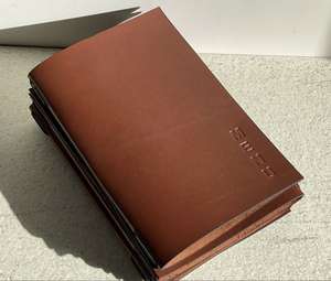 DIVRIS DRL-111 Porte-menu en cuir PU marron avec cordon, idéal pour restaurants et hôtels, taille personnalisable, capacité multi-pages - Product Image 1