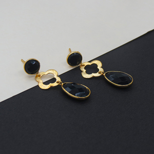 Boucles d'oreilles pendantes en pierre précieuse d'onyx noir géométrique faites à la main |   Charme trèfle en laiton plaqué or 18 carats sans nickel |   Mariage bohème - Product Image 2