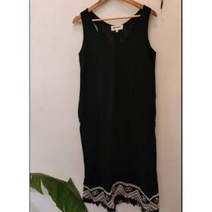 Robe longue noire à volants, sans bretelles, respirante, en tissu naturel, pour femme, idéale pour le bureau, les fêtes et les célébrations. - Product Image 3