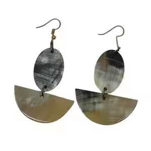 Pendientes de Moda con Diseño de Cuerno, Joyería Artesanal Natural, Pendientes con Diseño de Cuerno de Crescent Crafts - Product Image 1