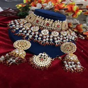 Perhiasan grosir India Maang Tikka mutiara dengan anting-anting Chandbali Set perhiasan berlapis emas India