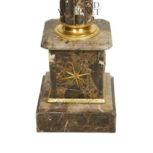 Pedestal de Mármol Marrón Emperador Oscuro de Lujo con Detalles Ornamentales de Latón Dorado - Product Image 5