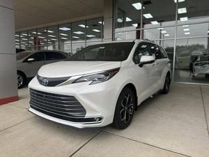 TOYOTA SIENNA PLATINUM NEUVE 7 PASSAGERS 4 CYLINDRES 5.5L 1KM 18 PLACES DIESEL TRANSMISSION AUTOMATIQUE - Product Image 3