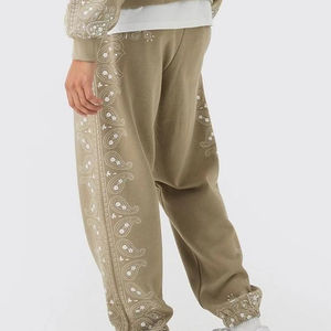 Bas brodés personnalisés, conçus avec une couche de tissu chaud, grammage équilibré et profil de jogging facile pour une demande décontractée moderne - Product Image 2