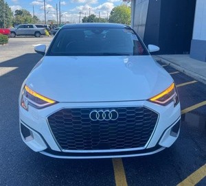 Blanc utilisé 2023 Audi A3 40 TFSI Premium FWD avec roues chromées sièges en tissu système de navigation démarrage à distance toit ouvrant - Product Image 1