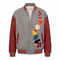 Blouson universitaire personnalisé surdimensionné avec écharpe diagonale, en laine grise, manches en cuir rouge, broderie chenille phare, style Letterman, OEM