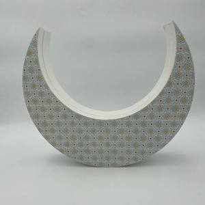 Diseño de luna creciente de inspiración islámica con patrón geométrico decorativo impreso para una presentación festiva y elegante. - Product Image 3