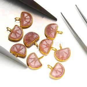 หินควอตซ์ธรรมชาติสีชมพูสตรอเบอรี่สลักรูปผลไม้สีส้มชาร์มคริสตัลสีทองพร้อมจี้อัญมณีควอตซ์ - Product Image 4