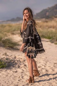 Hauts à épaules dénudées les plus tendance pour la plage Poncho à manches longues à volants pour femmes Boho brodé Tunique Tops - Product Image 3