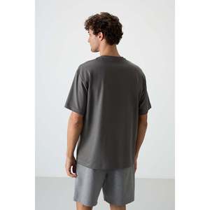 เสื้อยืดผ้าฝ้ายทรงโอเวอร์ไซส์สีเทาเข้มสำหรับผู้ชาย ยี่ห้อแอร์ จอนส์ ผิวสัมผัสหนาพิเศษพร้อมลายพิมพ์ รุ่น 88364 - Product Image 5