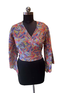 Top corto de Sari de seda indio hecho a mano para mujer, estilo sin mangas Vintage con mangas de campana y corbata frontal, longitud corta, ajuste holgado de verano - Product Image 4