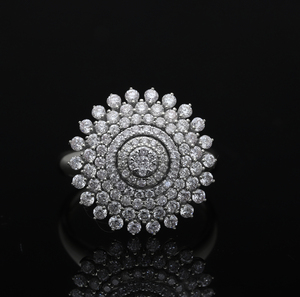 Impresionante anillo de cóctel floral de oro blanco de 14 quilates, diamante natural con centro de racimo de Halo redondo multicapa, resplandor audaz - Product Image 1