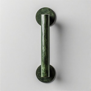 Herrajes para puerta duraderos Tirador de latón Regal Crest Tirador de puerta de diseño premium en latón hecho a mano con acabado de pátina vintage - Product Image 1