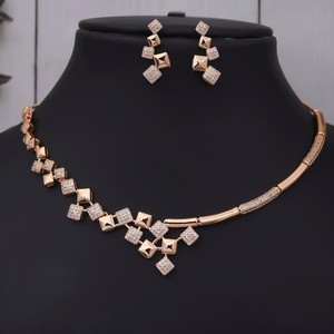 Ensemble collier et boucles d'oreilles plaqué or élégant, alliage de haute qualité, zircone cubique (AD), polyvalent, à porter au quotidien ou pour les fêtes - Product Image 2