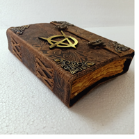 Journal magique fait à la main avec fermoir en métal, livre de sorts en cuir vintage avec papier vieilli