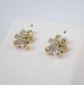 Boucles d'oreilles élégantes en plaqué or jaune 14 carats pour femmes avec diamants simulés taille ronde - Product Image 1