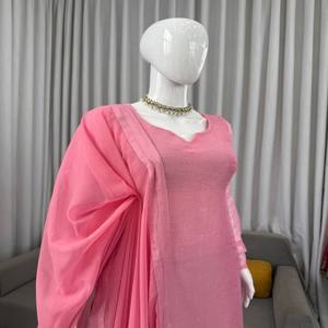 Conjunto de Kurti de Seda Elegante VASTRA COTTAGE con Pantalón de Microalgodón con Aplicaciones Termoadhesivas y Dupatta de Georgette Sintética para Bodas y Fiestas - Product Image 5