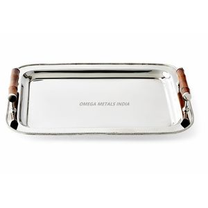 Plateau de service rectangulaire argenté élégant avec des poignées en bois élégantes, parfait pour le divertissement et la décoration intérieure - Product Image 1