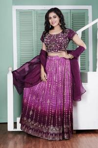 Dola ชุดทำงานผ้าไหมปักลายความยาวถึงพื้นแบบคลาสสิกพร้อมแขนกุดทรงเงาสูง/ต่ำ - Product Image 2