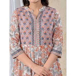 Ensemble élégant de kurta et pantalon en coton blanc imprimé Jaal, tissu en filet floral avec broderies pour les fêtes et les occasions spéciales - Product Image 2