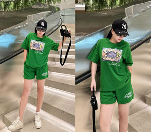 Ensemble de tenues pour femmes comprenant un pantalon et un T-shirt à col rond imprimé à chevrons, ample et confortable pour la peau à des prix imbattables en juillet - Product Image 1