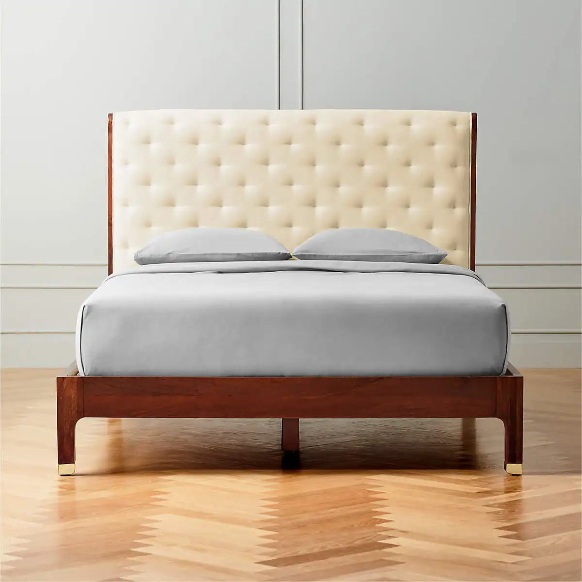 سرير ملكي مصنوع من خشب الساج الصلب وورق سرير مبطن باللون البني المخملي الأبيض العاجي