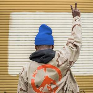 Bonnet d'hiver tricoté épais à la mode pour femmes bonnet en laine à pompe douce design élégant parfait pour une tenue d'hiver décontractée - Product Image 6