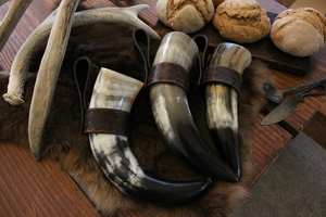 Cuerno para beber tallado vikingo auténtico, Forma natural ecológica, estilo animal y religioso con soporte de cuero para cerveza de hidromiel - Product Image 5