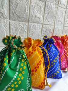 Sacs Potli Bandhani faits à la main, cadeaux de mariage indiens, cadeaux de retour pour Pooja, sacs à bijoux Bandhej du Rajasthan, cadeaux pour demoiselles d'honneur - Product Image 3