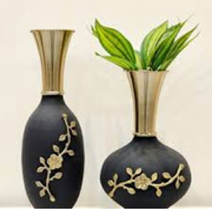 Juego de dos jarrones negros mate y dorados con motivos de ramas florales. Elegante conjunto de dos piezas disponible a precios de mayoreo. - Product Image 1