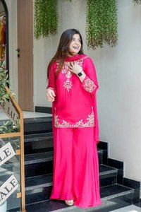 Ensemble indien de style ethnique lourd et élégant, comprenant un haut Mul Chanderi avec de magnifiques broderies à la main, un pantalon Palazzo Mul Chanderi entièrement évasé et un dupatta en mousseline - Product Image 4
