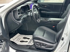 Clean White 2025 Crown W Premium, Motor de Gasolina de 2.4L y 4 Cilindros, Volante a la Izquierda, Asientos de Cuero - Product Image 5