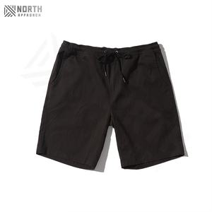 Shorts de sport pour hommes en polyester 100 %, couleur unie personnalisable, anti-plis, écologiques, haute qualité, teinture unie, vente en gros - Product Image 5