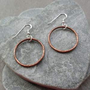 Boucles d'oreilles en cuivre à motif tribal de créateur faites avec une finition oxydée pour la mode traditionnelle et le style de mariage - Product Image 6