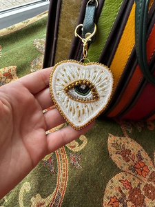 Llavero de Bolso Bordado con Cuentas de Semillas, Diseño Artesanal, Colgante de Bolso con Bordado de Cuentas Hecho a Mano - Product Image 4