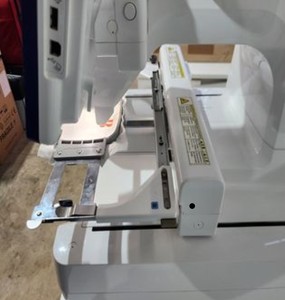 NOUVELLE Machine à broder à aiguille unique avec cerceaux, accessoires, manuels et support de rangement - Product Image 2
