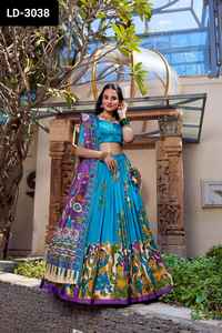 Les dernières femmes portent Tasar Silk Lehenga Choli avec Kalamkari Print With Foil Work with Printed Gotta Patti Lace Border Dupatta - Product Image 4